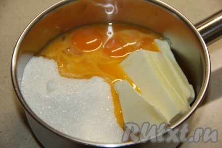Вначале замесим пряничное тесто, для этого в сотейнике нужно соединить масло, мёд, сахар, яичные желтки.
