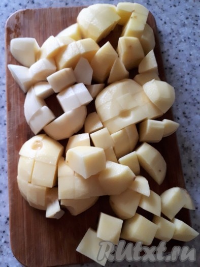 Картофель почистить и нарезать средними кубиками.
