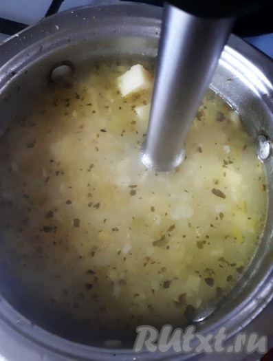 Варить чесночный суп до готовности картофеля (минут 15) на небольшом огне. А затем снять с огня и пюрировать суп с помощью погружного блендера.

