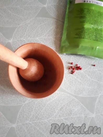Зёрна розового перца растолочь в ступке, добавить в заварочный чайник.

