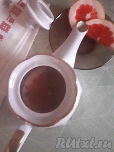 Залить чай в заварочном чайнике крутым кипятком, прикрыть крышку, а сверху накрыть полотенцем и дать настояться (завариться) в течение 5 минут. Затем добавить в чай ломтики грейпфрута, прикрыть крышкой и настаивать ещё 5 минут. 

