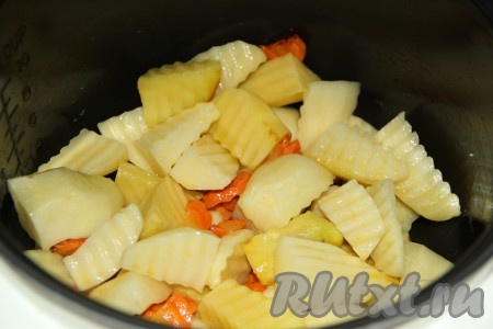 Картофель почистить, нарезать крупными дольками, выложить в чашу мультиварки и перемешать с морковью. Включить режим "Жарка".
