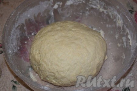 Начинаем замешивать мягкое тесто для пирожков. Тесто быстро сворачивается в шар, вымешиваем его руками минут 8-10 (до гладкости и однородности). По консистенции тесто должно получиться плотным, но не тугим, оно совершенно не липнет к рукам и держит форму. Оставляем тесто в миске в тёплом месте без сквозняков на расстойку на 1-1,5 часа, накрыв миску пищевой плёнкой.
