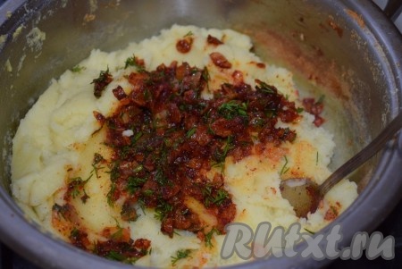 Выкладываем лук с укропом к картофельному пюре.
