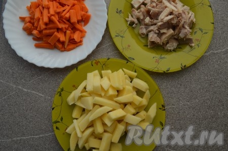 Пока варится наш бульон, можно очистить морковку и картофель. Нарезать морковку на средние брусочки, чуть крупнее нарезать картофель. Картошку поместить в ёмкость с водой, чтобы картошечка не почернела. Когда сварится куриное мясо, кастрюлю снять с огня, бульон процедить. Достать мясо из бульона и дать остыть. Как только мясо остынет, отделить его от костей, а затем нарезать (или разобрать на волокна).
