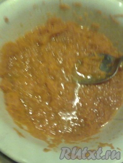 Затем воду слить, изюм просушить салфеткой. Смешать в миске натёртую морковь, масло, сок, яйца и мёд.
