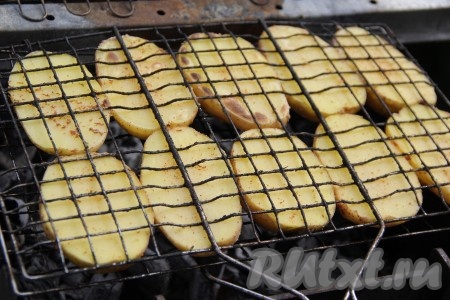 Картошка на решётке на мангале