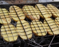 Картошка на решётке на мангале