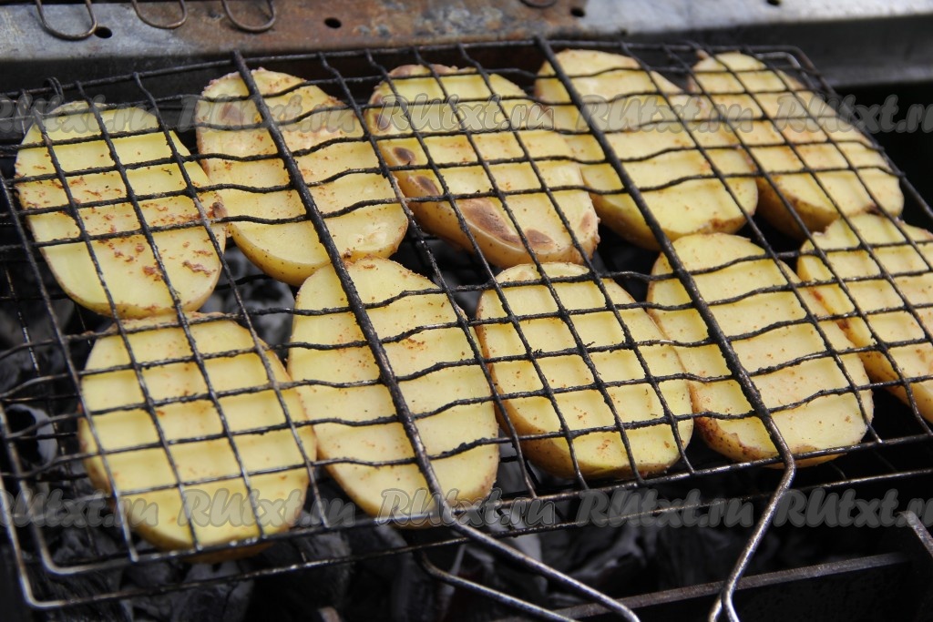 Картошка на мангале - 8 рецептов приготовления на шампурах, решетке с пошаговыми фото