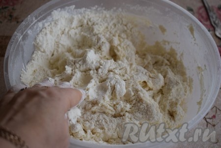 Начинаем замешивать тесто сначала при помощи ложки. Как только тесто немного остынет, начинаем замешивать руками.
