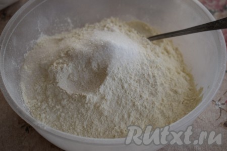 Сначала замесим тесто, для этого в миску насыпаем муку, добавляем сахар и соль.