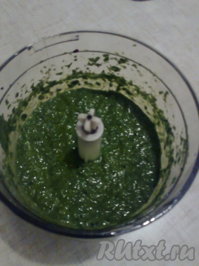 Постепенно добавляйте листочки, пока весь шпинат не превратится в пюре. Вот такая зелёная шпинатно-масляная смесь получается.
