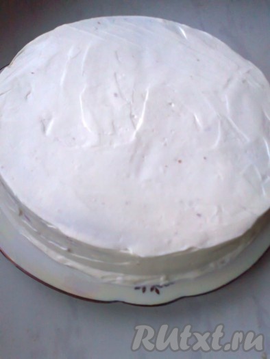 Кремом, который откладывали, смазываем верх и бока торта.
