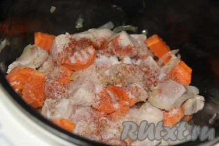 Перемешать свинину с овощами, добавить соль и специи.
