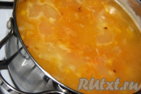Когда картошка станет мягкой, добавить в кастрюлю с гороховым супом обжаренные овощи.