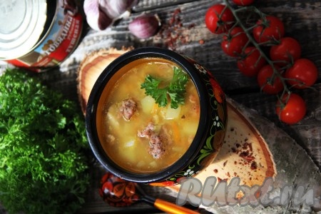 Гороховый суп, приготовленный с тушёнкой, получается вкусным, ароматным и сытным. Он прекрасно впишется в повседневное меню, попробуйте!
