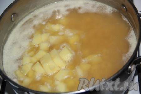 Когда горох проварится минут 30 (станет достаточно мягким), добавить нарезанную картошку в кастрюлю, дать закипеть, а после этого варить на небольшом огне суп ещё минут 20.