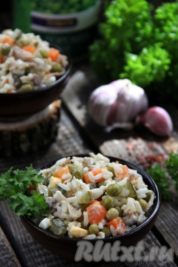 Вот такой вкусный и сытный салат "Оливье" с рисом у нас получился. Подать его к столу можно и в будни, и в праздники!