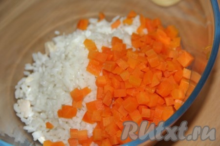 Морковь, не очищая от кожуры, сварить (на варку потребуется 20-25 минут - готовая морковка должна легко прокалываться ножом), затем почистить, нарезать на небольшие кубики, выложить в миску с рисом и мясом (или колбасой).