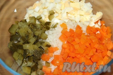 Огурчики нарезать на кубики такого же размера, как нарезана морковка, и добавить в "Оливье".