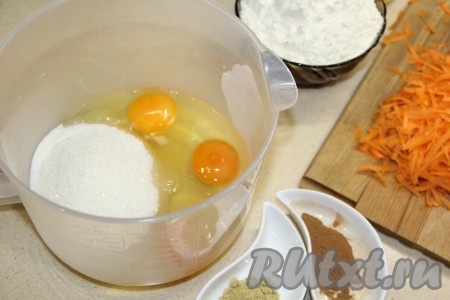 Соединить яйца с сахаром. Морковь натереть на крупной тёрке (для приготовления кекса понадобится 150 грамм натёртой моркови).