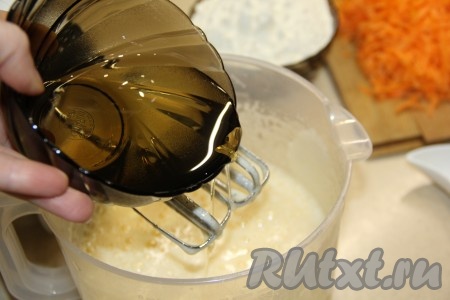 В получившуюся яичную массу влить растительное масло, взбить миксером в течение 1 минуты.