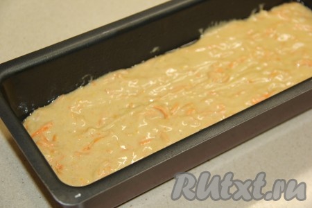 Форму для кекса (у меня прямоугольная) смазать растительным маслом и выложить в неё тесто.