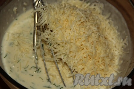 Сыр натереть на мелкой тёрке и тоже добавить в тесто.
