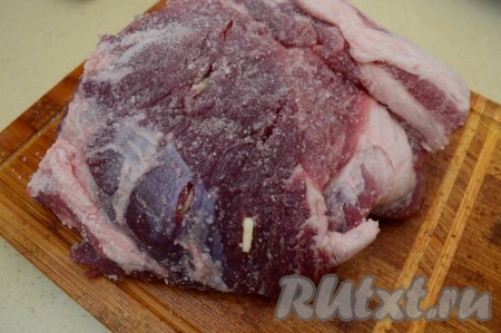 Затем кусок свинины посолите со всех сторон. На 1 килограмм мяса достаточно чуть меньше 1 столовой ложки соли.