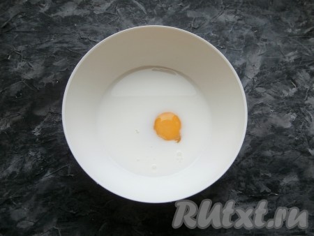 В тёплое молоко (температура молока, примерно, 40 градусов) добавить сырое яйцо, сахар и щепотку соли, тщательно перемешать молочно-яичную смесь венчиком.
