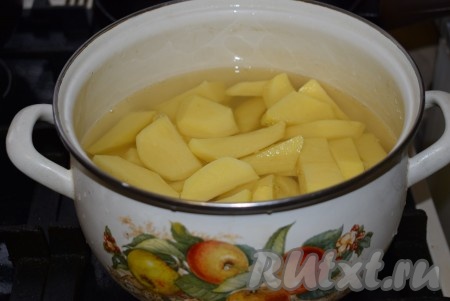 Перекладываем картофельные дольки в кастрюлю, заливаем 1,2 литрами кипящей воды.
