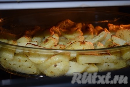Далее отправляем форму в духовку. Так как форма у меня стеклянная, я ставила картофель в холодную духовку. Запекаем картошку дольками с маслом и специями при температуре 200 градусов, примерно, 30-35 минут.
