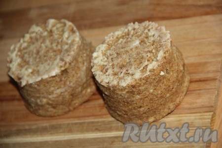 Достать хлеб из микроволновки, вытащить из форм и остудить.
