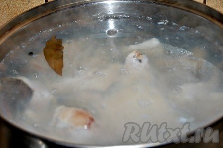 В закипевшую воду опускать кусочки рыбы, варить до полной готовности (минут 15).
