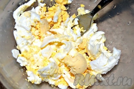 Для соуса сварить яйца вкрутую и вилкой их мелко размять.