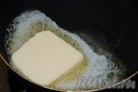 Растопить сливочное масло и добавить его в соус. Посолить по вкусу.