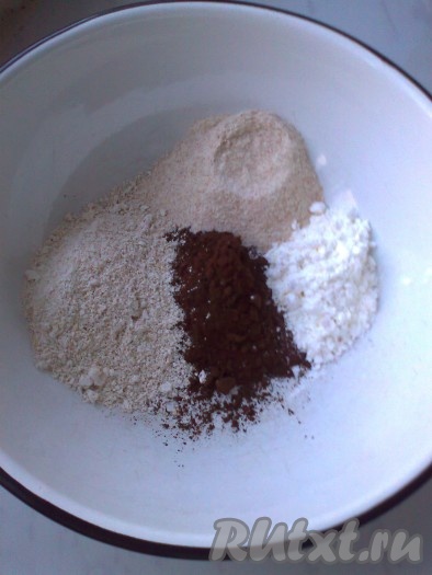 В миску всыпаем все сухие ингредиенты: муку, какао, крахмал, разрыхлитель.
