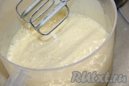 Взбить миксером яйца с сахаром в течение 5 минут. Яично-сахарная масса станет воздушной и посветлеет. Сахар полностью растворится.
