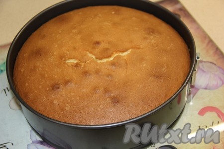 Поставить форму с тестом в разогретую духовку и выпекать бисквитный пирог с мандаринами минут 40 при температуре 200 градусов. Готовность проверить сухой шпажкой (если при прокалывании теста шпажка остаётся сухой, значит выпечка готова).