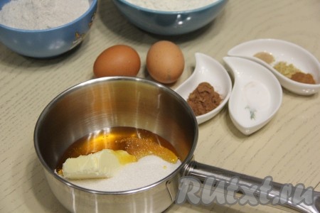 Сливочное масло выложить в сотейник, добавить сахар и мёд, поставить на средний огонь.
