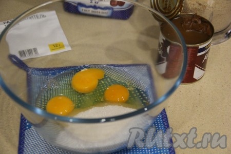 В миске для замеса теста соединить сахар и яйца.
