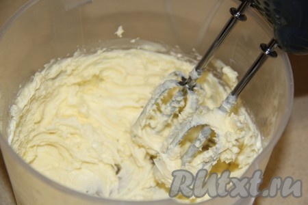 Сливочное масло для крема достать заранее из холодильника, чтобы оно полежало и стало достаточно мягким. Переложить размягчившееся сливочное масло в чашу для взбивания и взбить в течение 3-4 минут.
