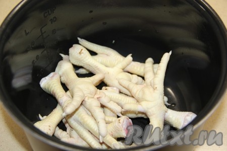 Курицу, свинину и куриные лапки промыть в холодной воде. В кастрюлю (или в чашу мультиварки) выложить куриные лапки.
