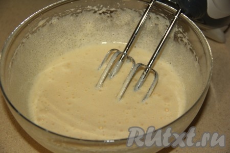 С помощью миксера взбить яйца с сахаром в течение 5 минут (за это время масса должна увеличиться в объёме и посветлеть).
