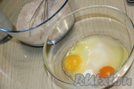 Для начала нужно испечь капкейки, для этого в миске нужно соединить яйца и сахар.
