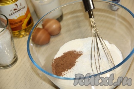 В отдельной посуде соединить сухие ингредиенты: муку, разрыхлитель, соду, какао, соль и ванильный сахар, перемешать венчиком.
