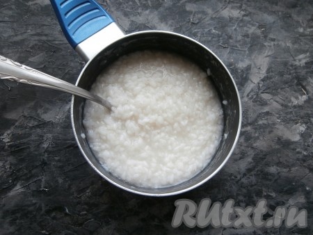 Рис хорошо промыть, поместить в кастрюльку, залить 1,5 стаканами холодной воды, поставить на огонь, довести до кипения, а затем варить рис на небольшом огне без крышки, периодически помешивая, около 15-20 минут (практически до готовности риса).