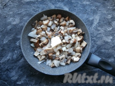 Грибы с луком перемешать и добавить, по желанию, кусочек сливочного масла, обжаривать, иногда помешивая, 5-7 минут.
