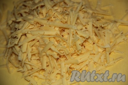 Поставить форму с котлетами и картошкой в соусе в духовку на 20 минут. Пока готовится блюдо, натереть сыр на крупной тёрке. 