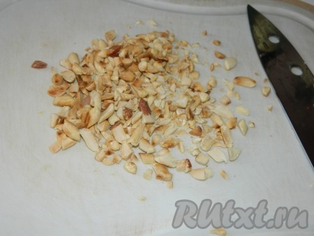 Горсточку арахиса оставляем для украшения, остальной мелко режем.